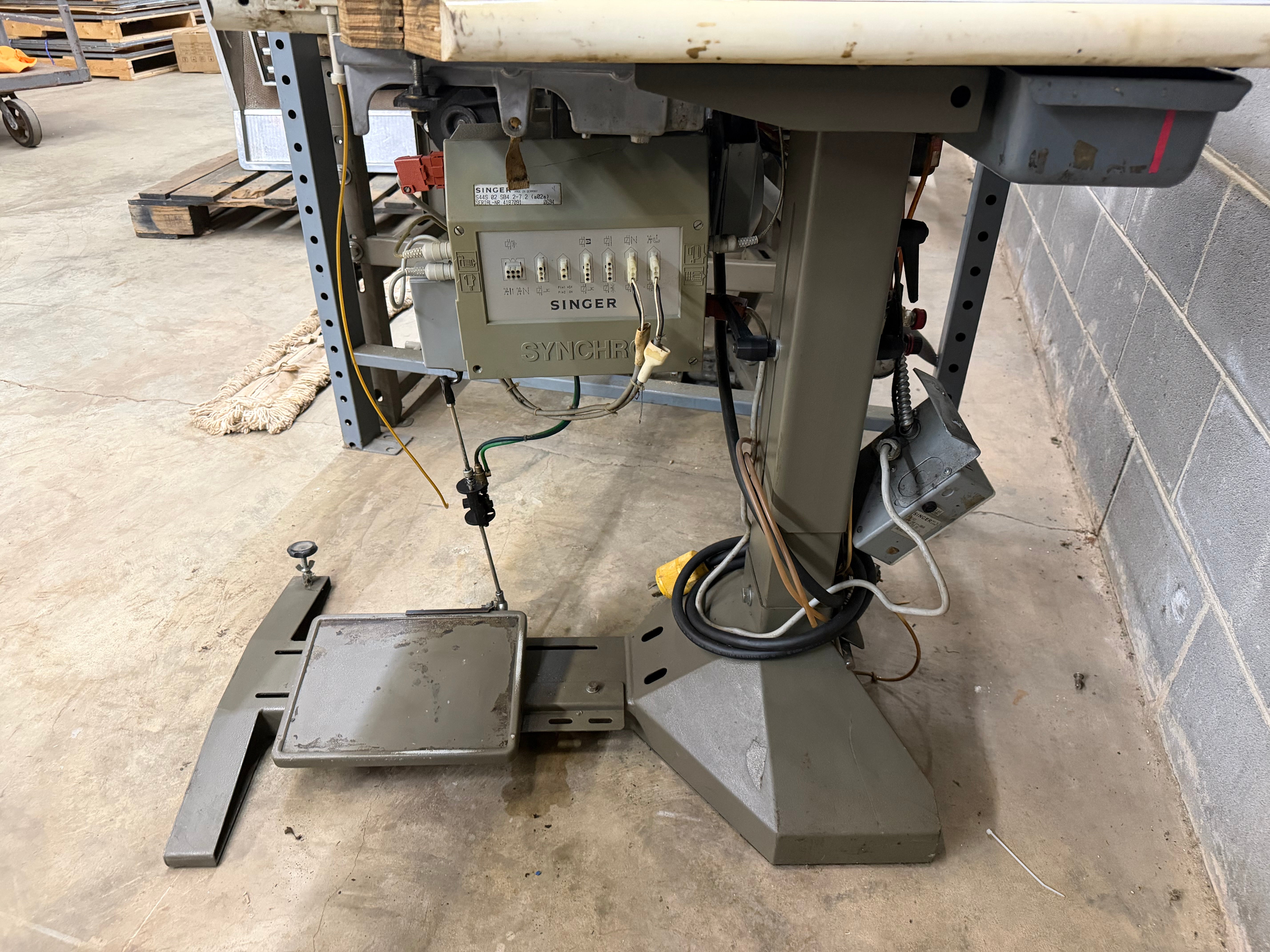 Used Singer 591V300BAW